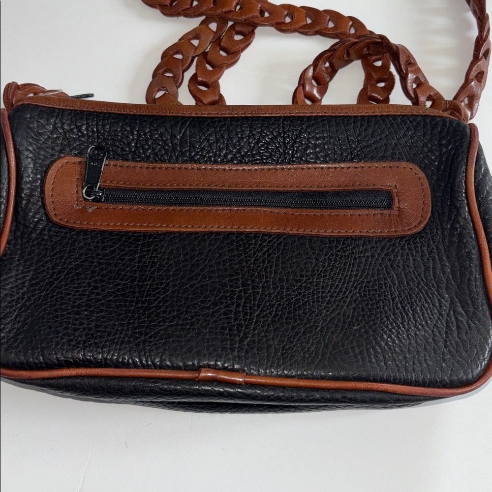 BLACK AND BROWN PEBBLED FAUX LEATHER SHOULDER BAG ZIP POCKET OUTSIDE AND INSIDE